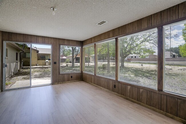 Building Photo - 3 bedroom,1.5 bath with 1 car garage close to schools, hospital and shopping!
