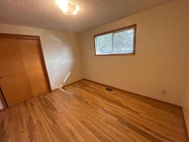 Building Photo - Beautiful 3 Bedroom 1 1/2 Bath with Huge Fenced Backyard! Tour Today!