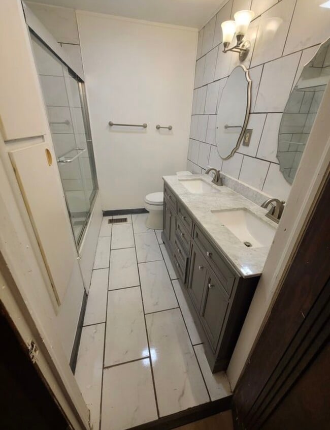 Building Photo - 913 Brookside Dr