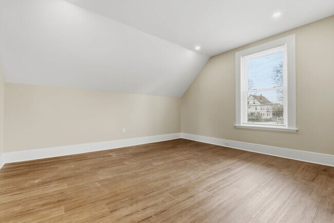 Building Photo - 142 Elliott St