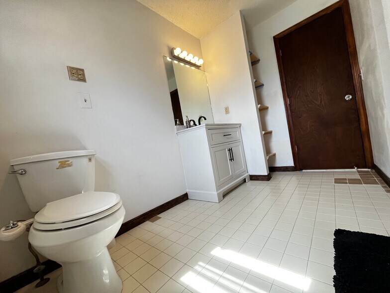 Building Photo - 108 Ruden St