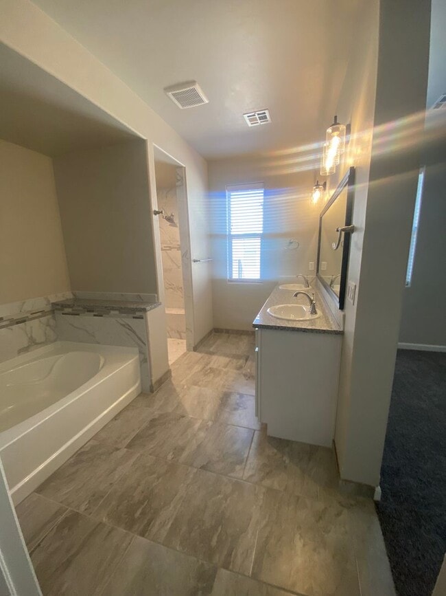 Building Photo - Newer 3 Bedroom+ Office Near Red Hawk Golf Course