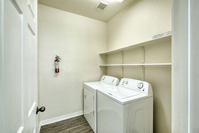 Building Photo - 2215 Dry Creek Dr