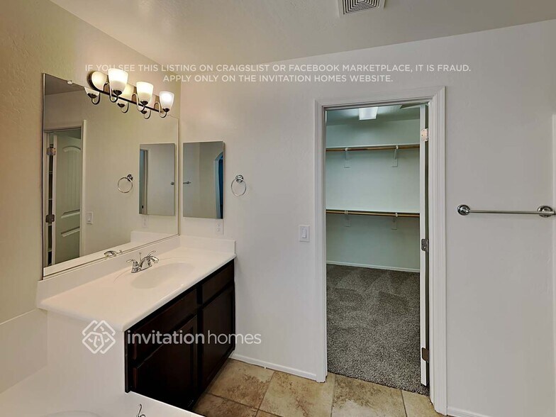 Building Photo - 1285 E Palomino Way