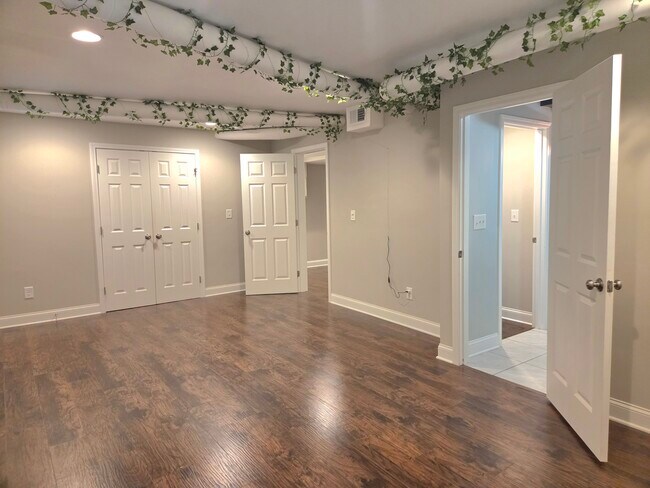 Building Photo - 6126 Netherwood Dr