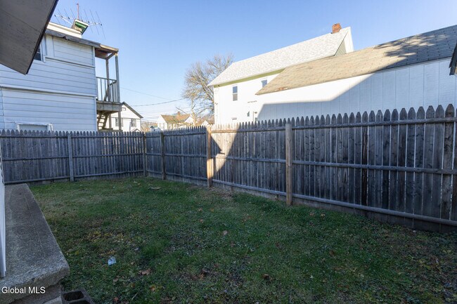 Building Photo - 104 Lawrence St