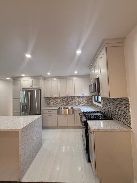 Building Photo - 15520 Killarney St