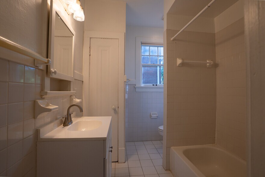 Building Photo - 2733 Herschel St
