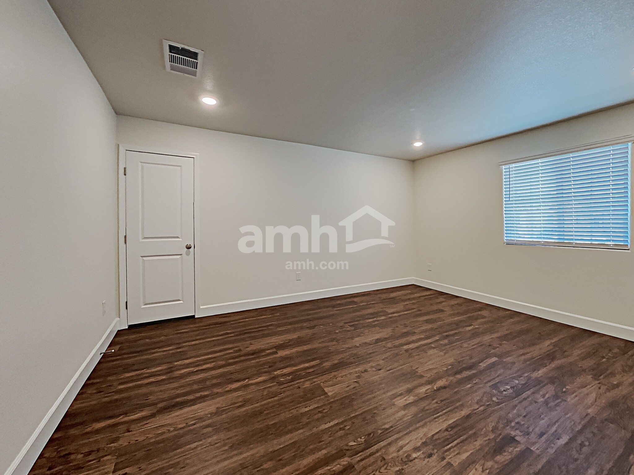 Building Photo - 5856 Vaes Dothrak St