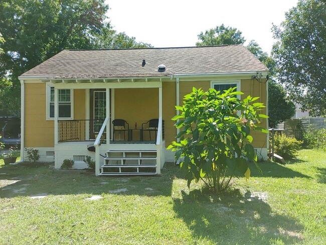 Building Photo - Charming Cottage in Park Circle — Modern Updates, Big Backyard!