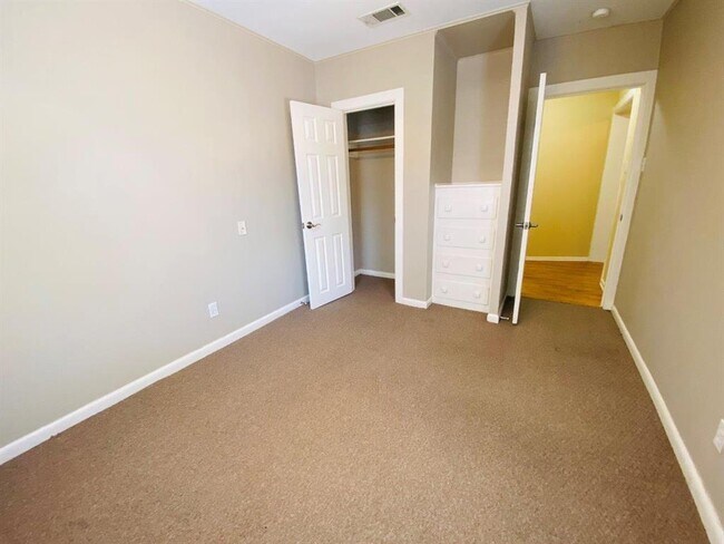 Building Photo - 521 E Live Oak St