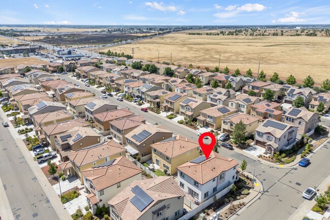 Building Photo - 4 bed / 3 bath | Upated Anatolia Home Avai...