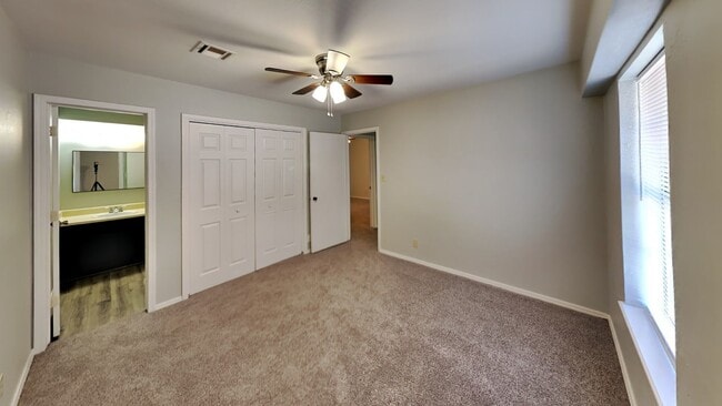 Building Photo - Welcome to this 2 bedroom, 2.5 bath home l...