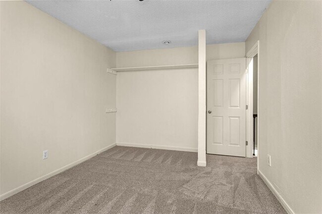 Building Photo - 16042 Glenbrook Knoll Ln