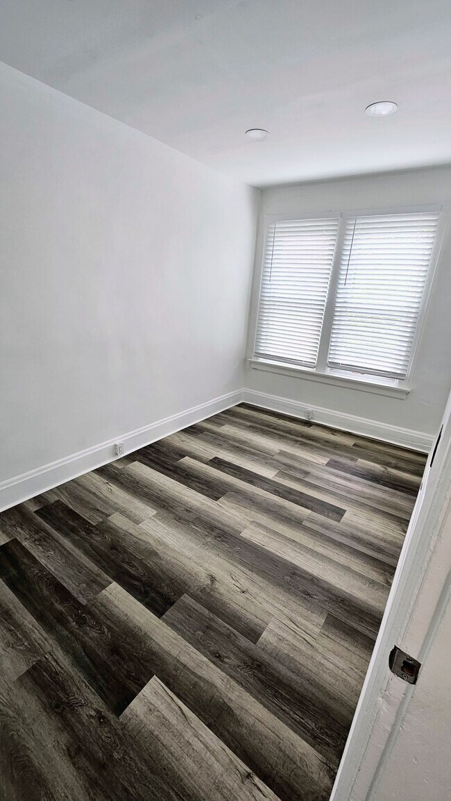 Building Photo - Fully renovated...extra half bath...laundr...