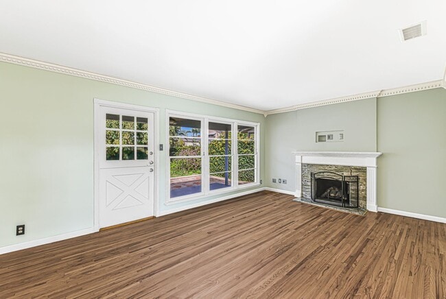 Building Photo - Expansive Three-Bedroom Home with Front and Back Yard in Long Beach AVAILABLE NOW