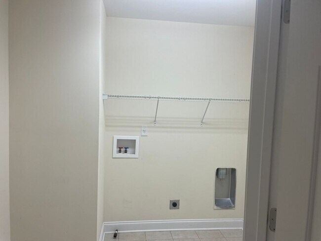 Building Photo - Outstanding Five Bedroom Three Full Bathro...