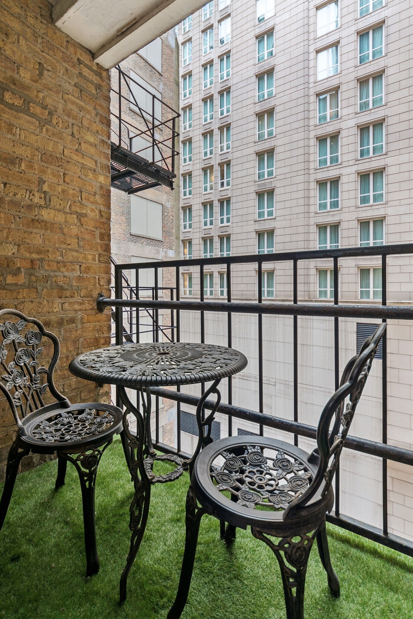 Building Photo - 40 E Delaware Pl