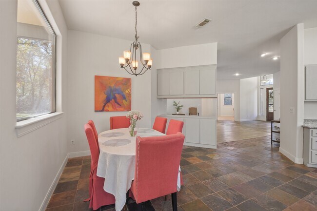 Building Photo - 5 Oak Crest Cir
