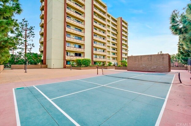 Primary Photo - 321 S San Vicente Blvd