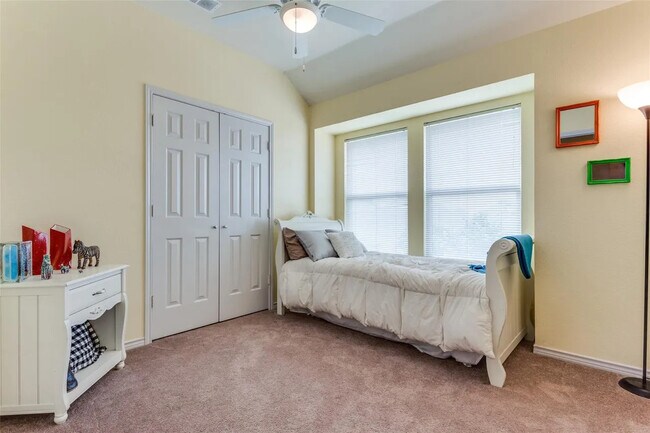 Building Photo - 2704 Orchid Dr