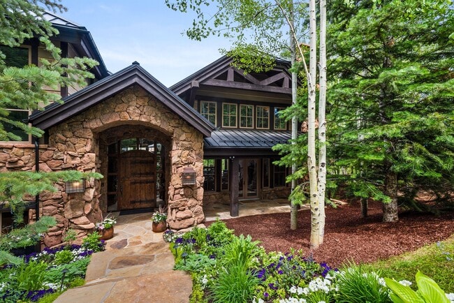 Building Photo - 353 Pfister Dr