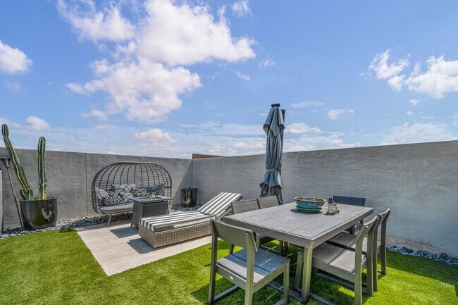 Building Photo - Spacious 5-Bedroom Home with Loft, Pool & Mountain Views