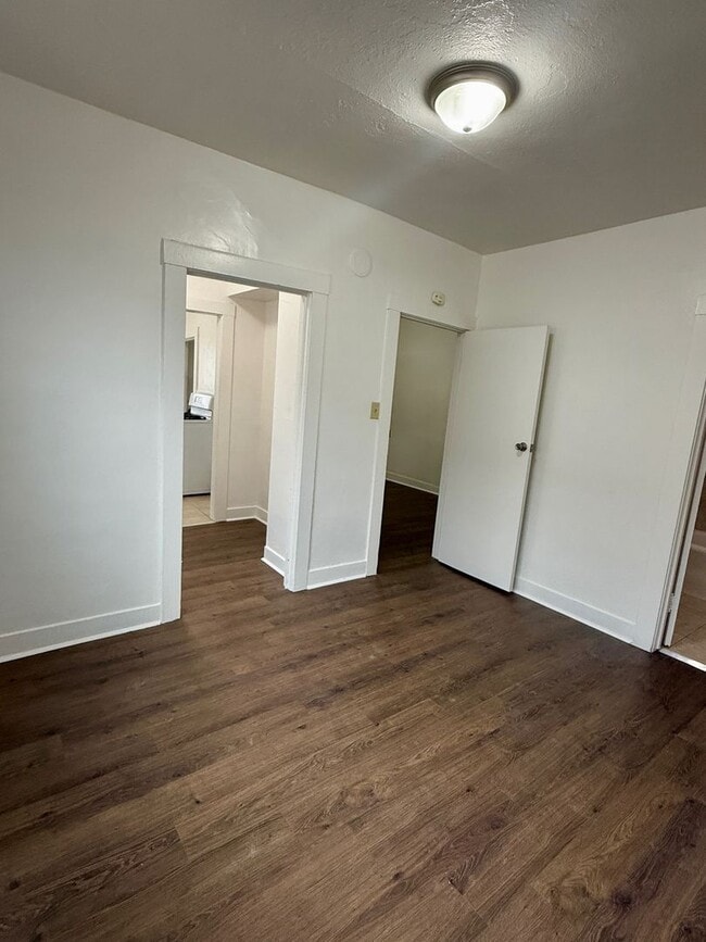 Building Photo - 1 Bedroom 1 Bath Duplex!