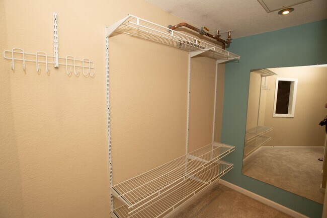 Building Photo - Walk-Up Townhouse in Downtown SD -  Dual Master 2 Bed 3 Bath with Brand New Flooring!