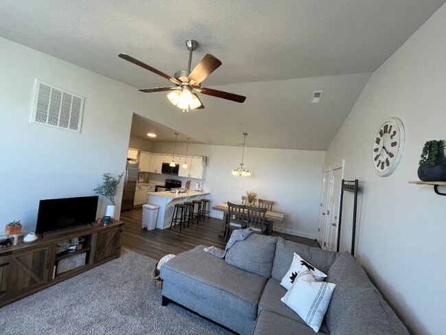 Building Photo - 927 W Coral Charm Wy