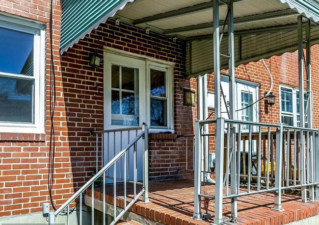 Building Photo - Charming 3-Bedroom Brick Townhome in Parkv...