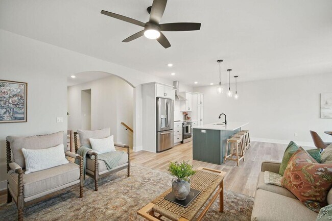 Building Photo - 3 Bedroom Townhome Available November 5th,...