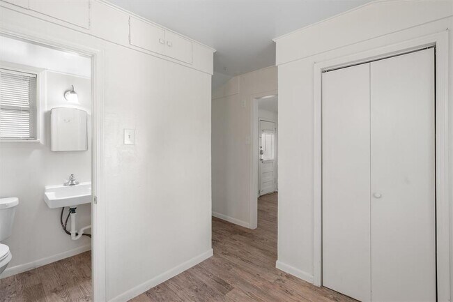 Building Photo - 3404 Grooms St