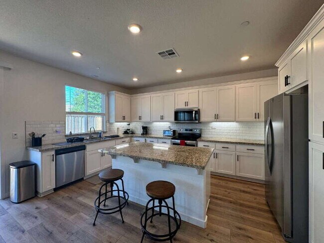 Building Photo - 2445 Town Cir