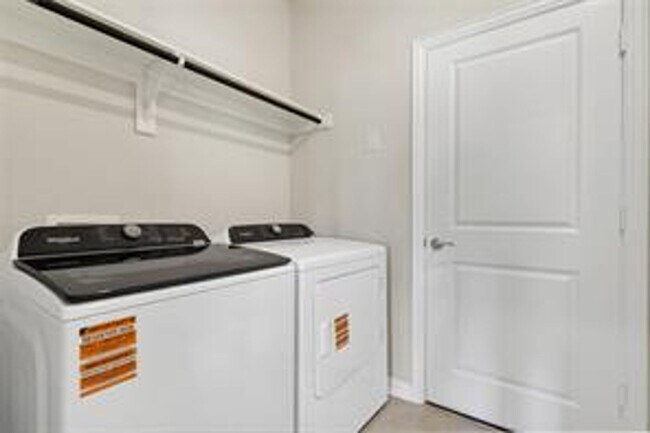 Building Photo - Spacious 3BR/2.5BA Home Near Parks, Dining & Community Pool