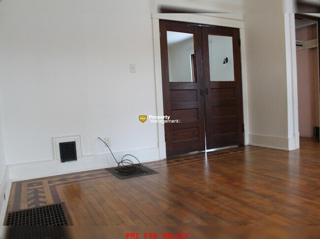 Building Photo - 4 Bedrooms 2 Kitchens & 2 Bathrooms