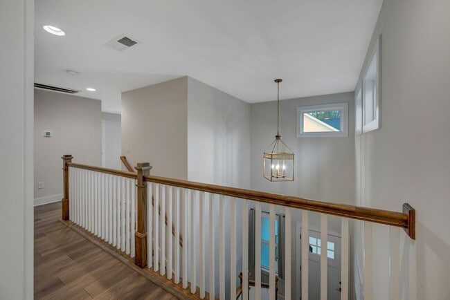 Building Photo - Modern 4 Bedroom/ 3 Bath Home in East Nash...