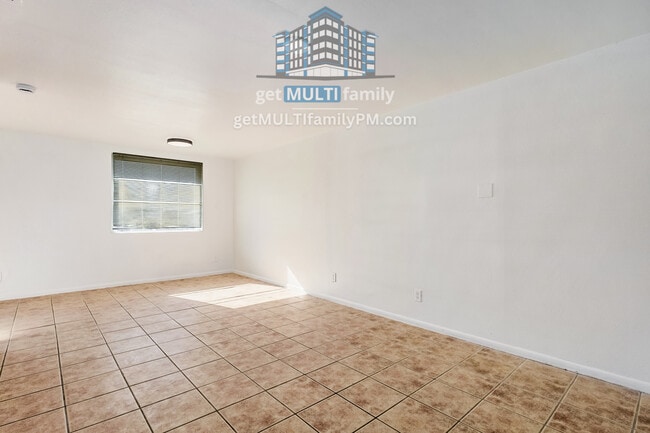 Building Photo - 1402 W Mercer Ln