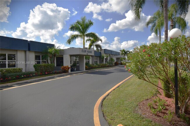 Building Photo - 2572 Emory Dr W