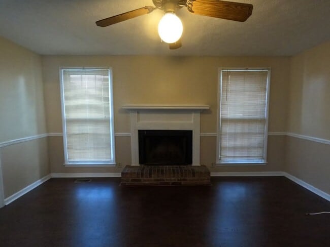 Building Photo - 705 Heritage Square Dr