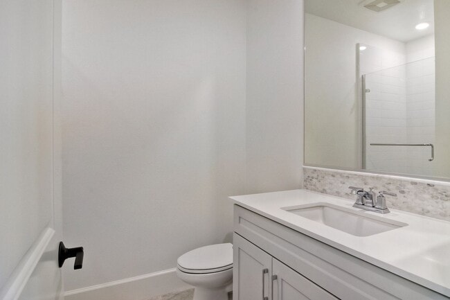 Building Photo - 3 Bedroom Townhome at Bayside Cove!