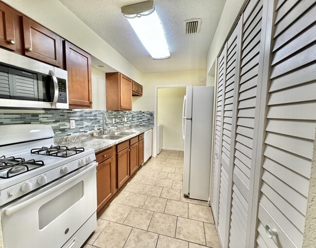 Building Photo - 1120 NE 24th Terrace