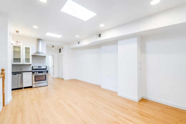Building Photo - 163 Grand St
