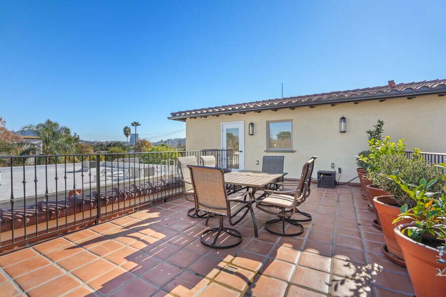 Building Photo - 11474 Moorpark St