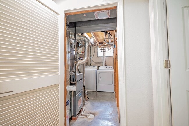 Building Photo - 413 SE Lana Ct