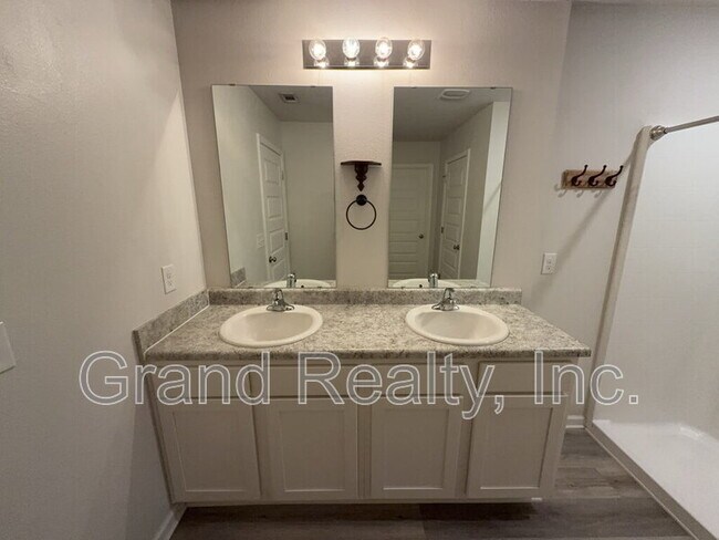 Building Photo - 5482 Peach Dr