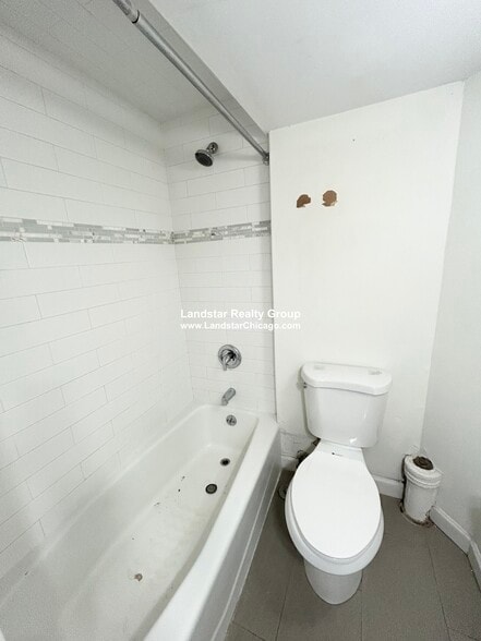 Building Photo - 1160 N La Salle Dr