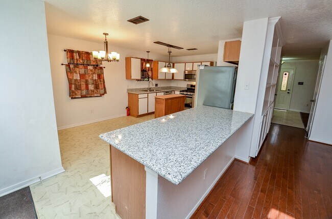 Building Photo - 13837 Purplemartin St