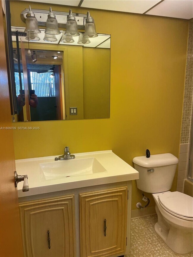 Building Photo - 2861 Somerset Dr