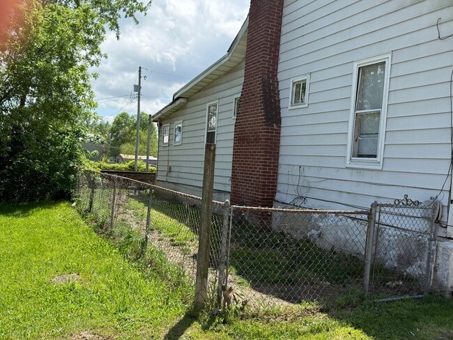 Building Photo - 17 Poplar Ave